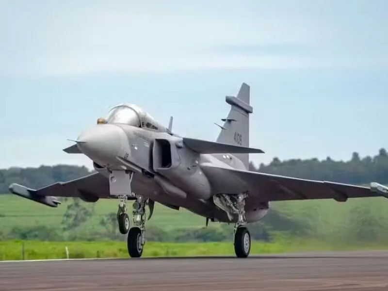 Primeiro Gripen E montado no Brasil realiza voo inaugural em Gavião Peixoto