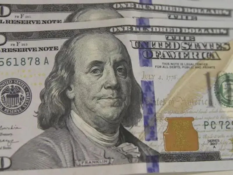 Dólar sobe com petróleo mais caro e dúvidas sobre eleição e contas públicas