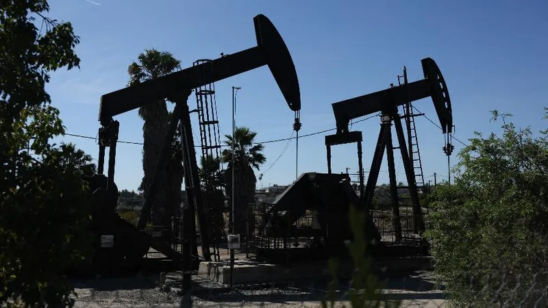 Risco no Mar Vermelho leva Brent a US$ 97,92 após ataques no Golfo