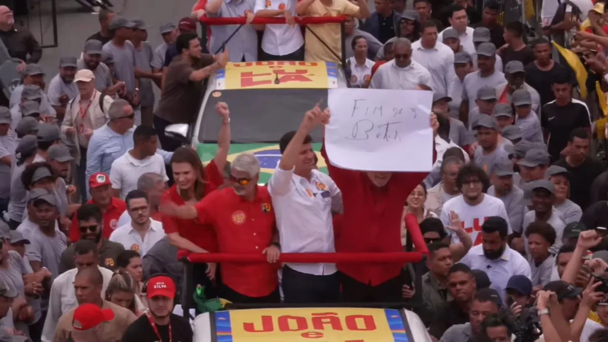 Lula exibe cartaz contra bets durante caminhada no Recife