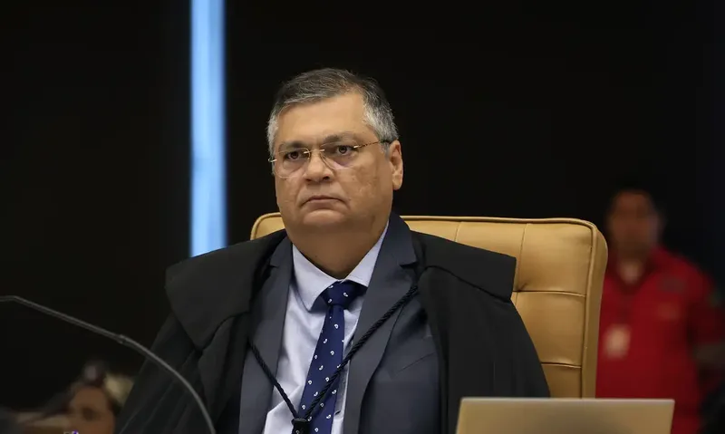Dino reconduz diretor da PF, e advogado critica atuação de Mendonça