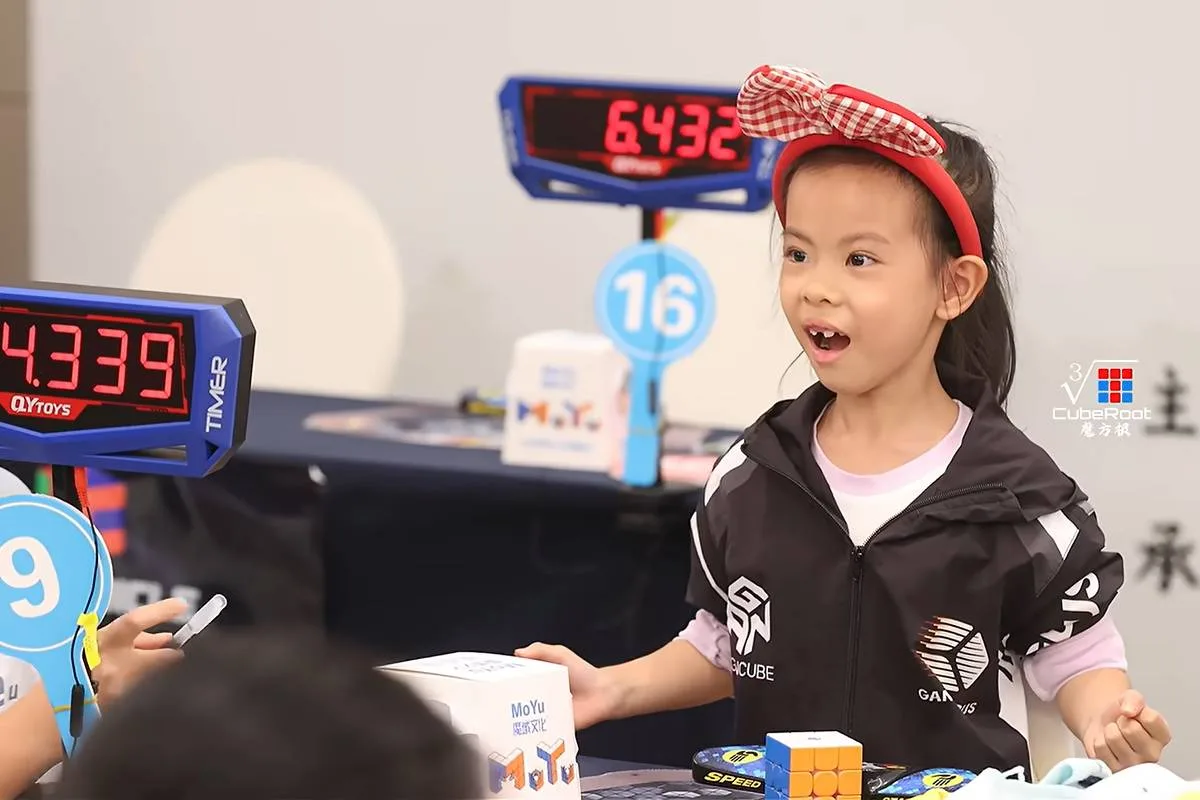 Criança de 6 anos reduz recorde feminino do cubo mágico para 4,27 segundos