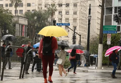 Frente fria muda o tempo em São Paulo durante o feriado