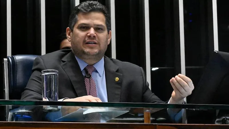 Alcolumbre mantém votação de PEC que extingue escala 6x1 no Senado