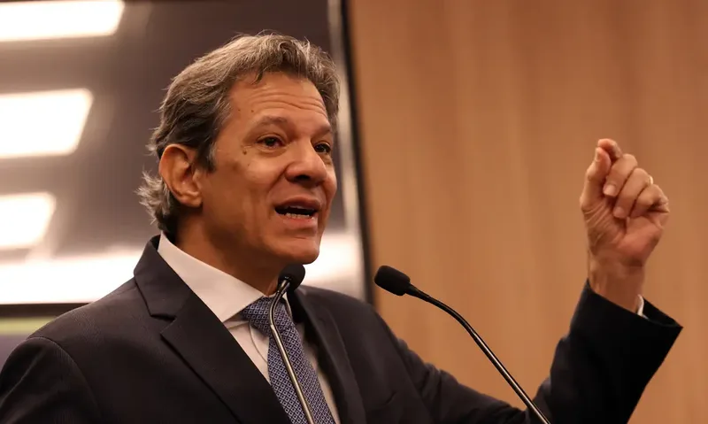 Ausência de Tarcísio transforma debate em sabatina com Haddad