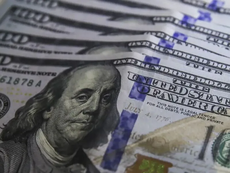 Focus eleva previsão de inflação para 2026 enquanto dólar recua nesta segunda