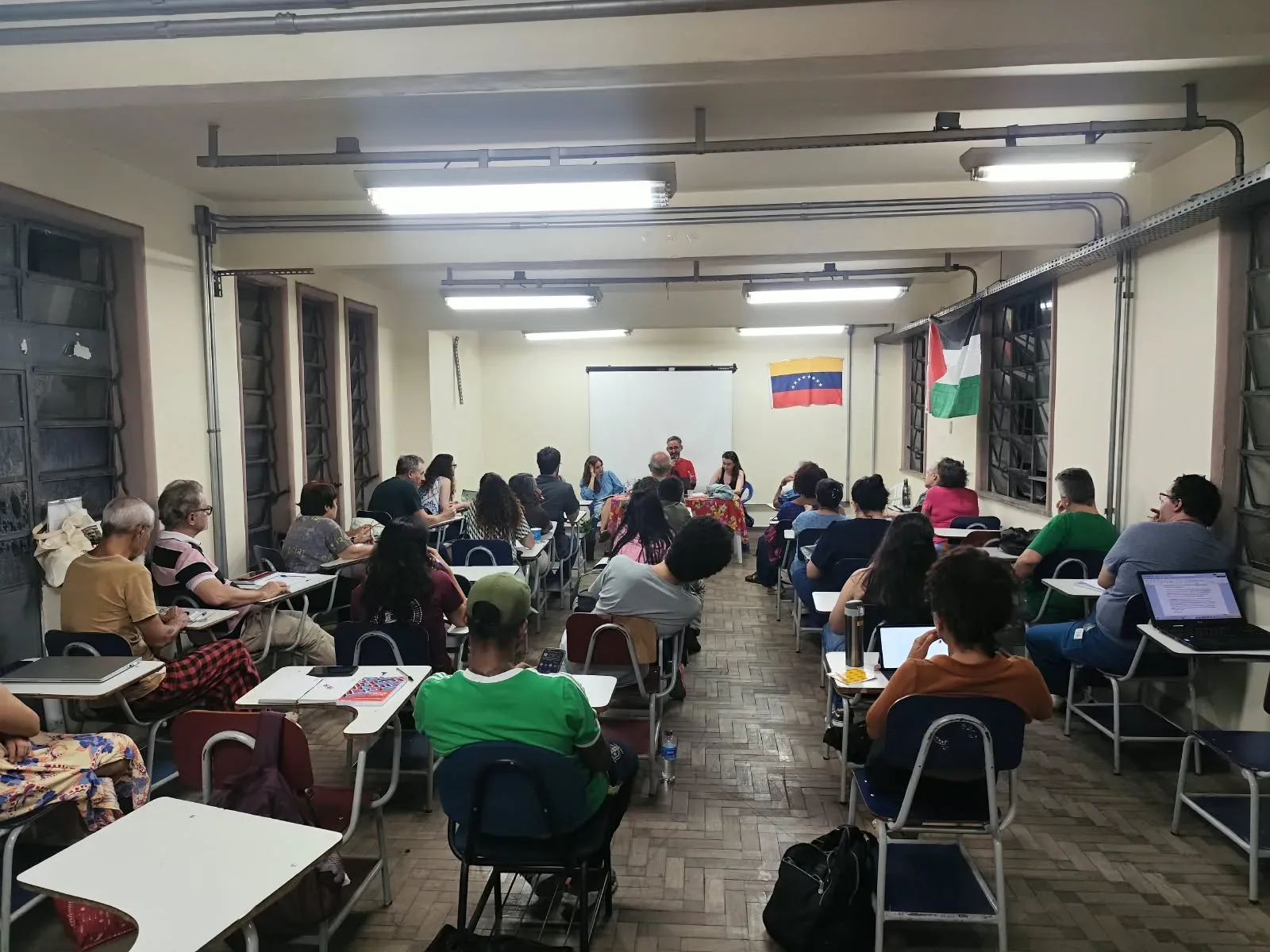 Carlos Martinez defende socialismo chinês e mundo multipolar em debate geopolítico