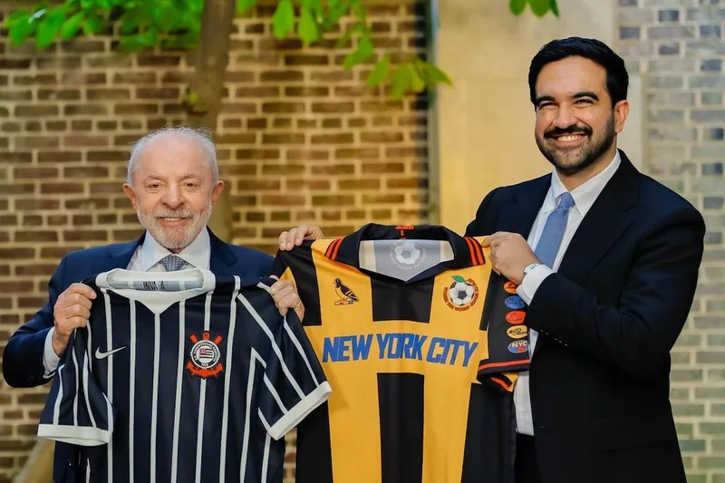 Lula presenteia prefeito de Nova York com camisa do Corinthians