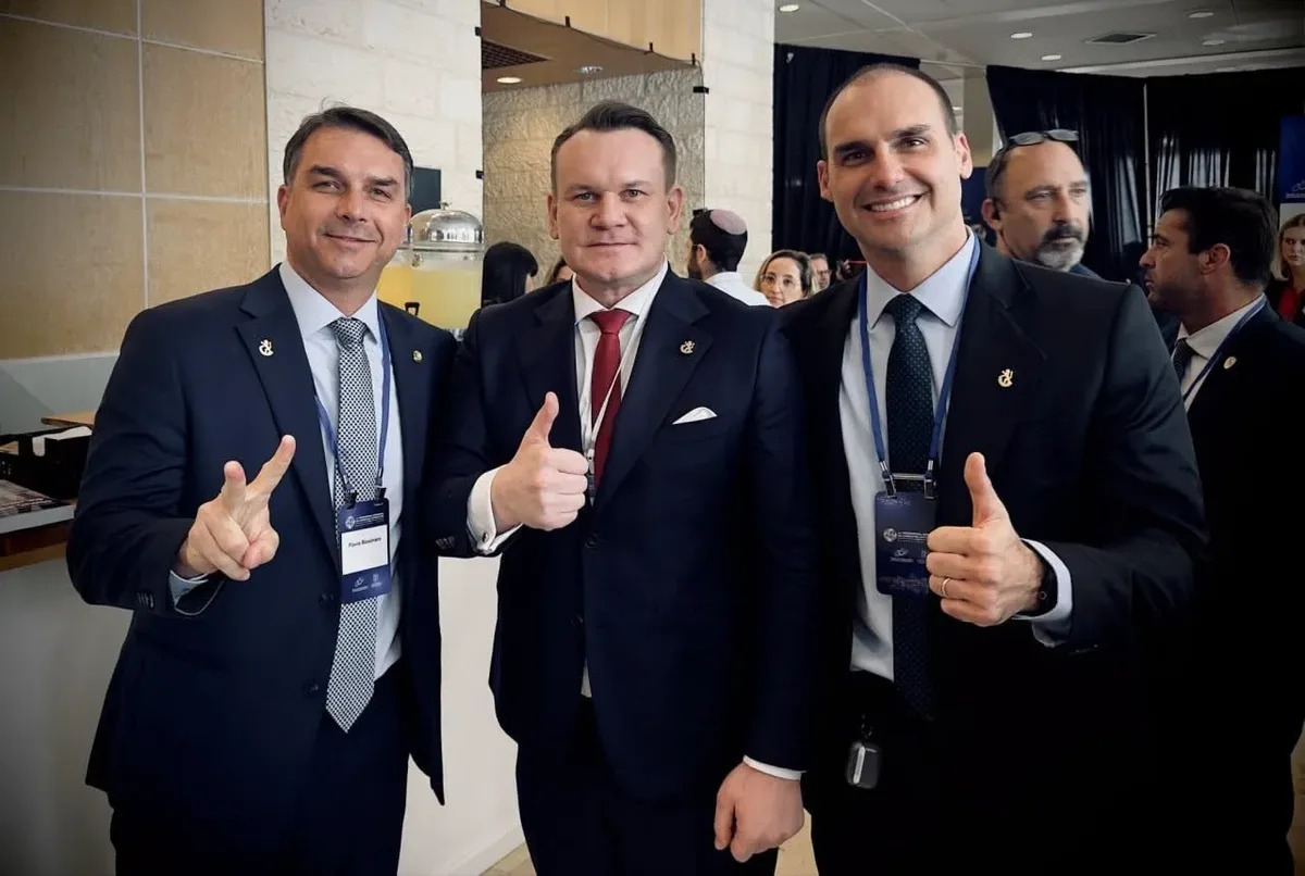 Deputado polonês ameaça brasileiras após imagens com símbolos do PT