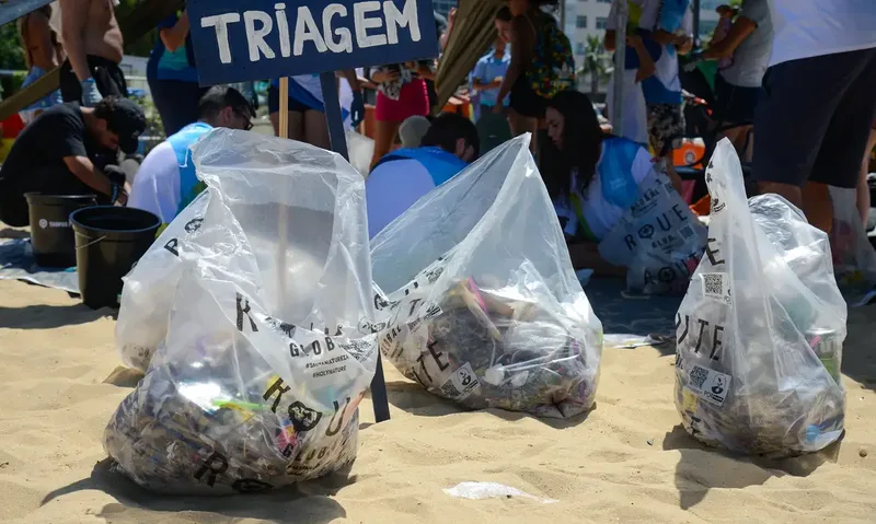 Mutirões recolhem resíduos em praias de cinco estados ao longo de setembro