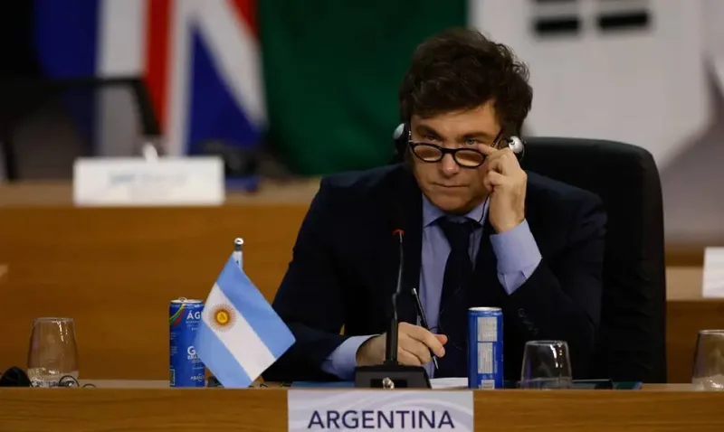 Milei recebe prêmio em Paris e defende programa econômico argentino