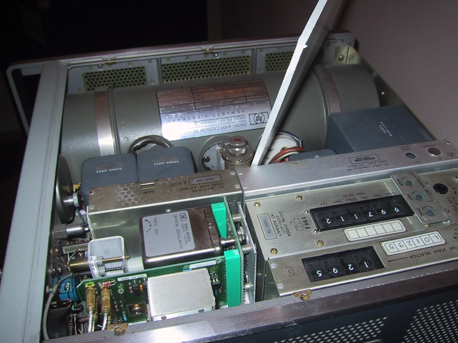 Relógio atômico de lutécio mede efeitos da gravidade em milímetros
