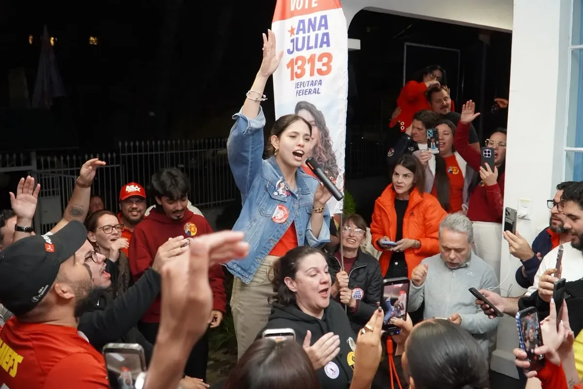 Ana Júlia Ribeiro lidera votação do PT no Paraná e convoca campanha por Lula