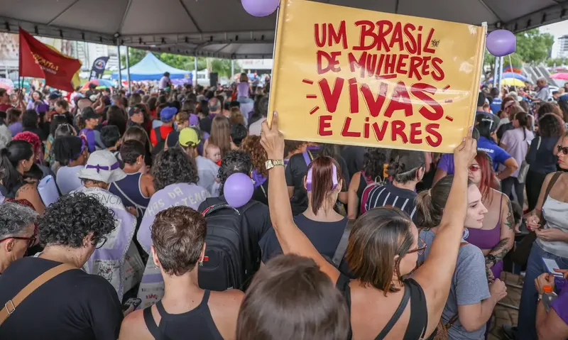 Medo da violência altera mobilidade, lazer e decisões de 98% das brasileiras