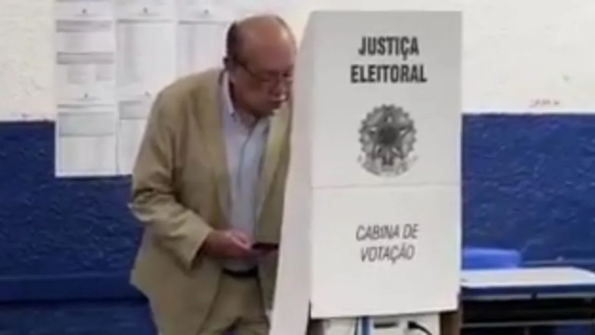 Gilmar Mendes afirma que levou carteira funcional à cabine de votação