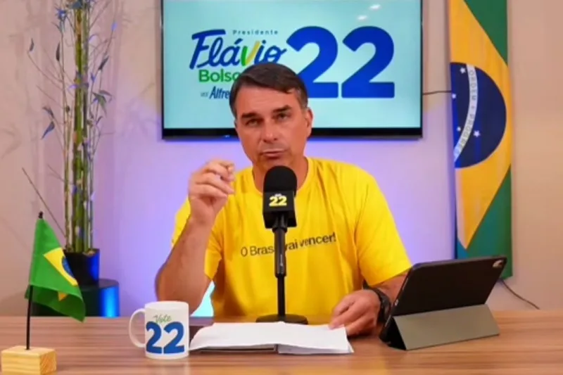 Flávio Bolsonaro pedirá investigação de Dino ao presidente do STF