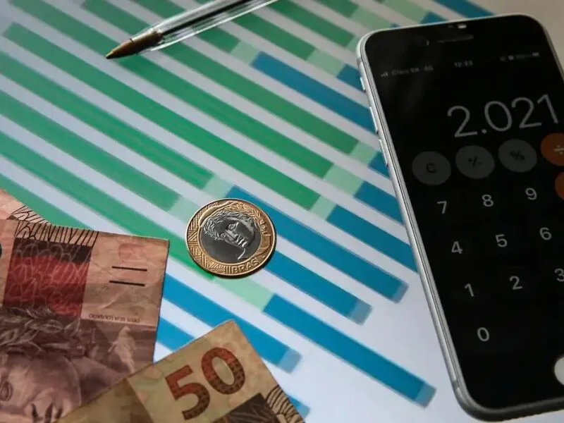 Juros futuros sobem com pressão externa e cautela sobre eleições e STF