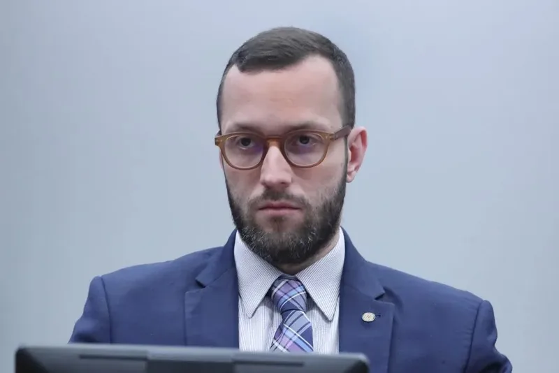 TRE-PR veta novos anúncios e aplica multa a Filipe Barros por ataques a Gleisi