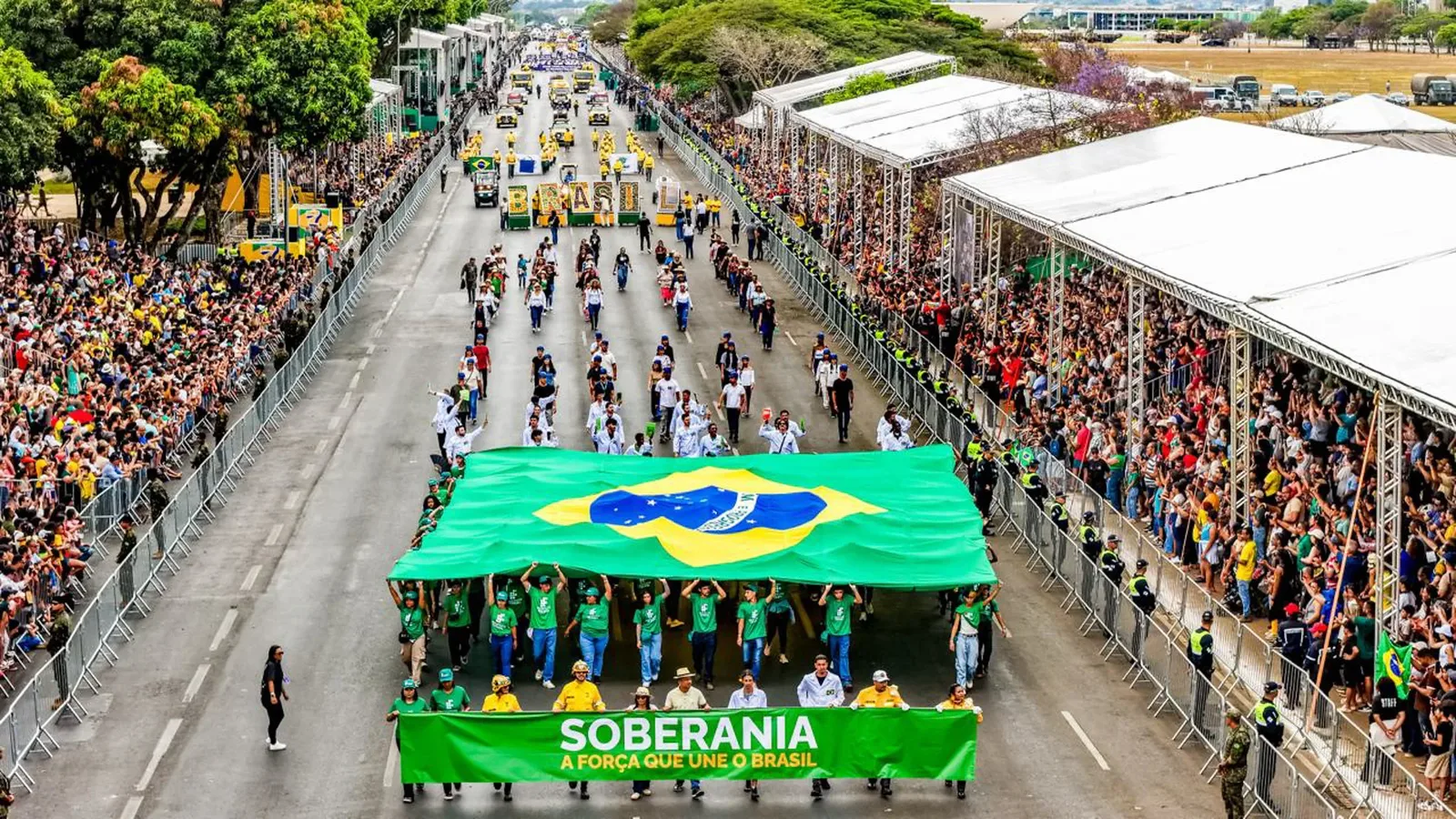 Agricultores, trabalhadores e movimentos sociais ocupam o 7 de Setembro em Brasília