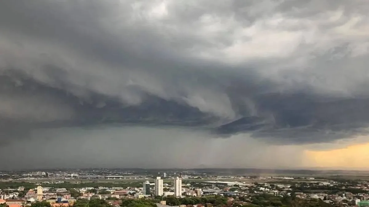 Frente fria leva chuva forte ao Sul e avança sobre São Paulo