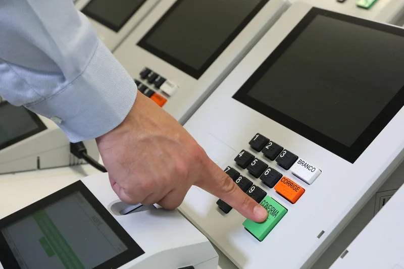 Eleitores brasileiros no exterior chegam a 918,8 mil para 2026