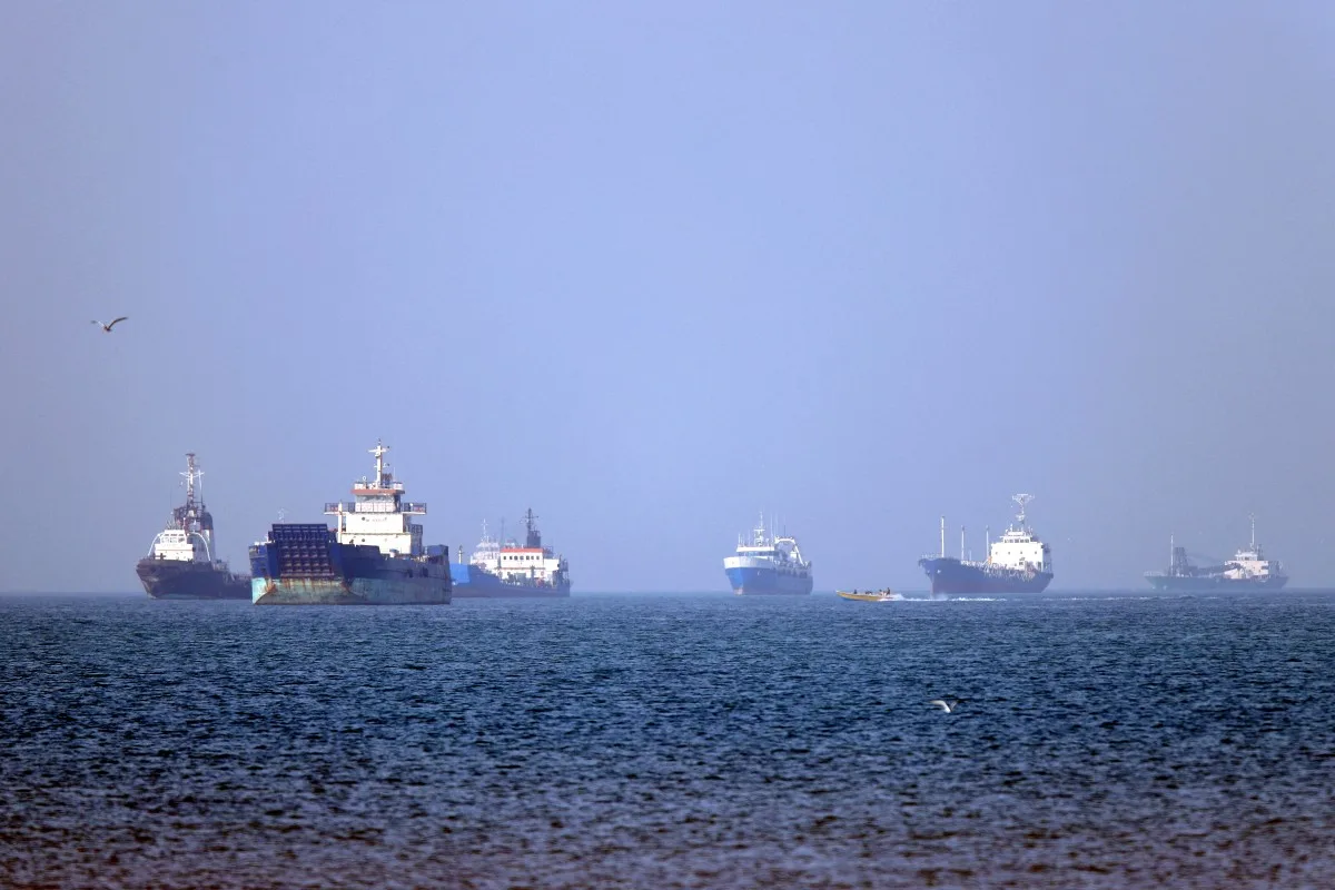 E-mails recomendam trânsito diurno a petroleiros no Estreito de Ormuz