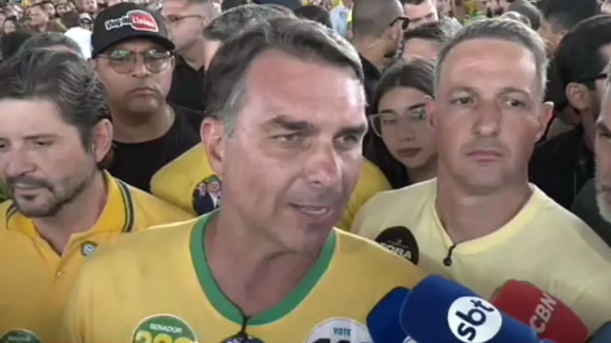 Flávio Bolsonaro projeta vitória no primeiro turno e reuniões para futuro governo