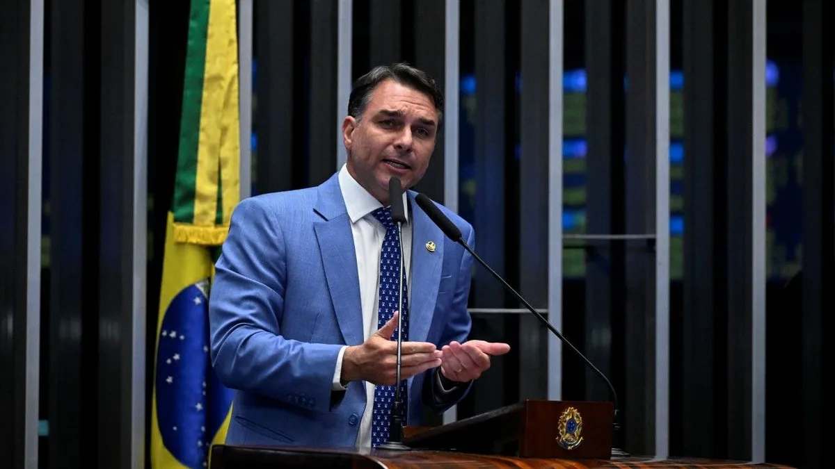 Flávio Bolsonaro critica afastamento de chefe da PF e acusa grupo ligado a Lula