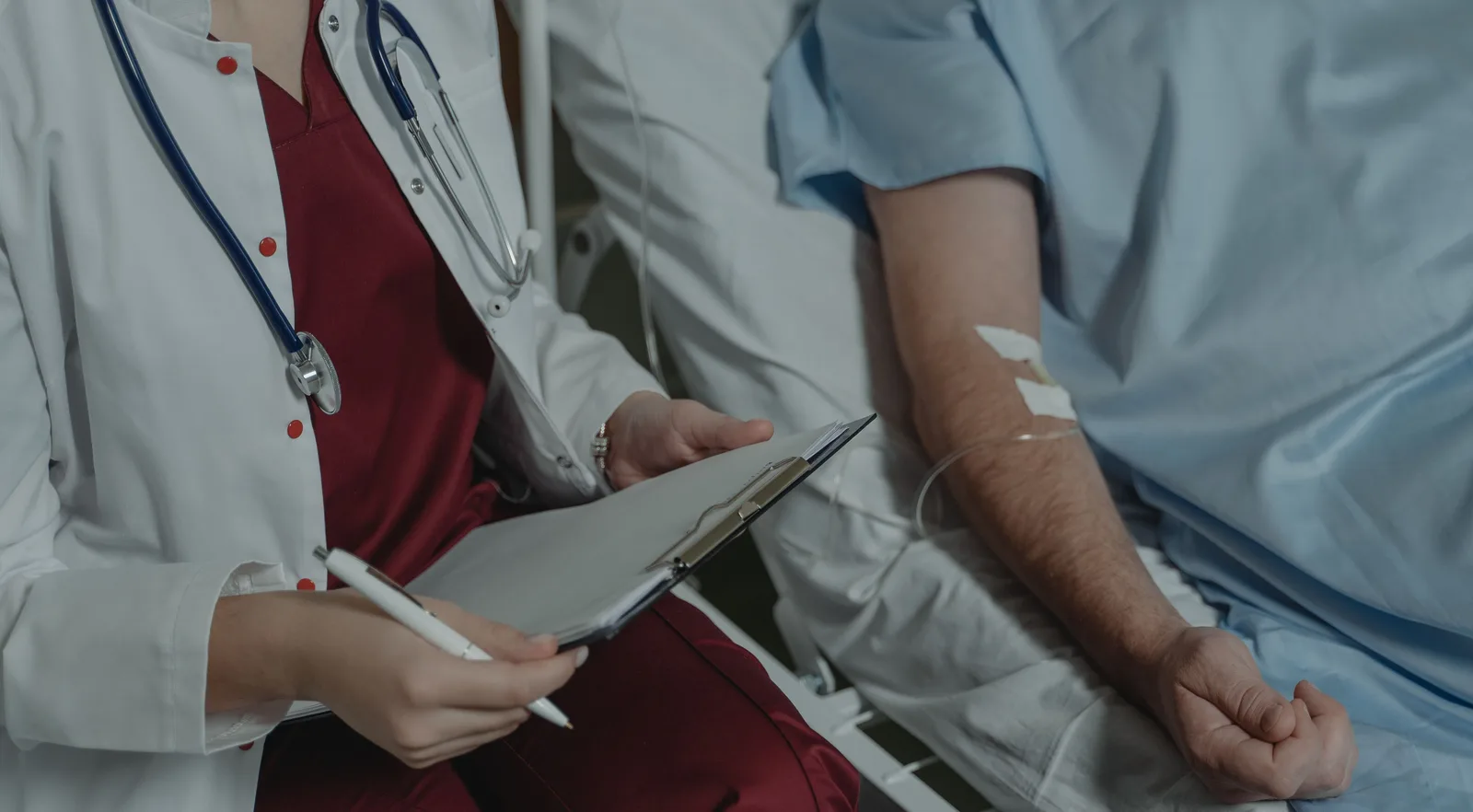 Revisão encontra diferenças no acesso de mulheres a tratamentos médicos