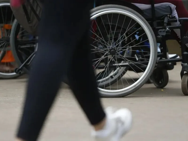 Trabalhadores com deficiência recebem 70% da renda média dos demais