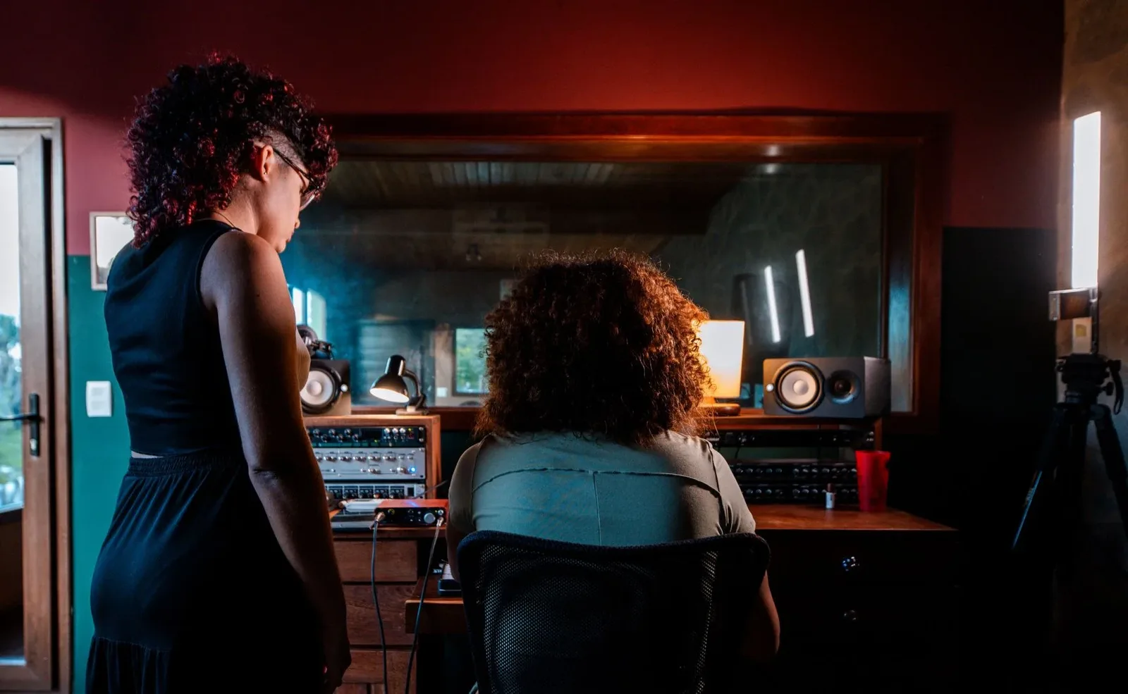 Cinco artistas do interior de Pernambuco vão produzir faixas em imersão musical