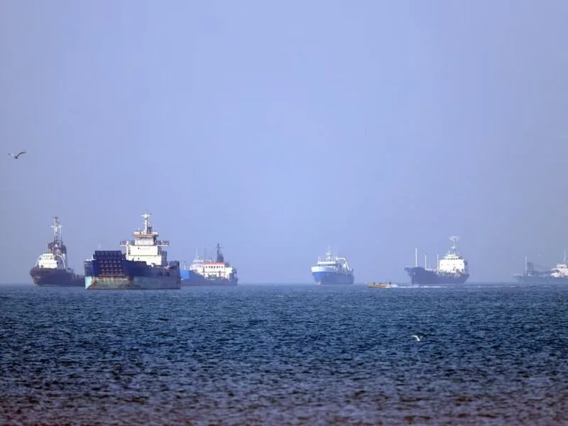 Petróleo recua com expectativa de negociações sobre o Estreito de Ormuz