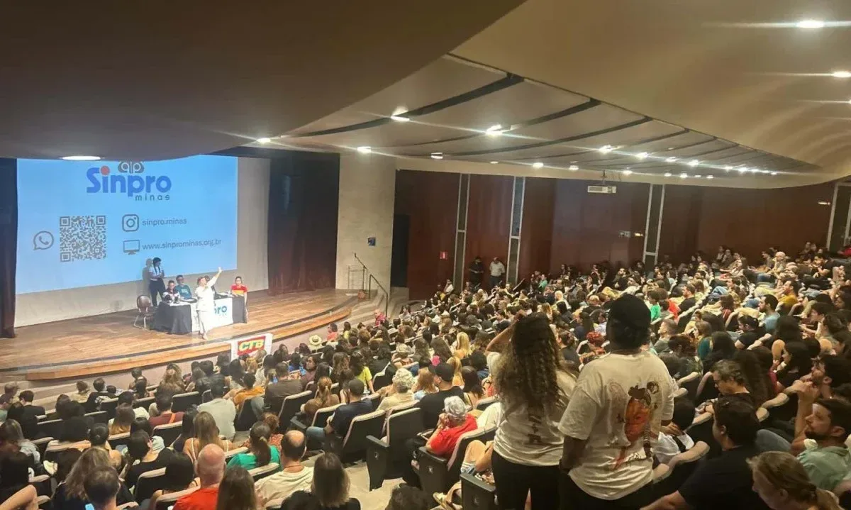 Docentes de Belo Horizonte rejeitam divisão de convenção e prolongam paralisação