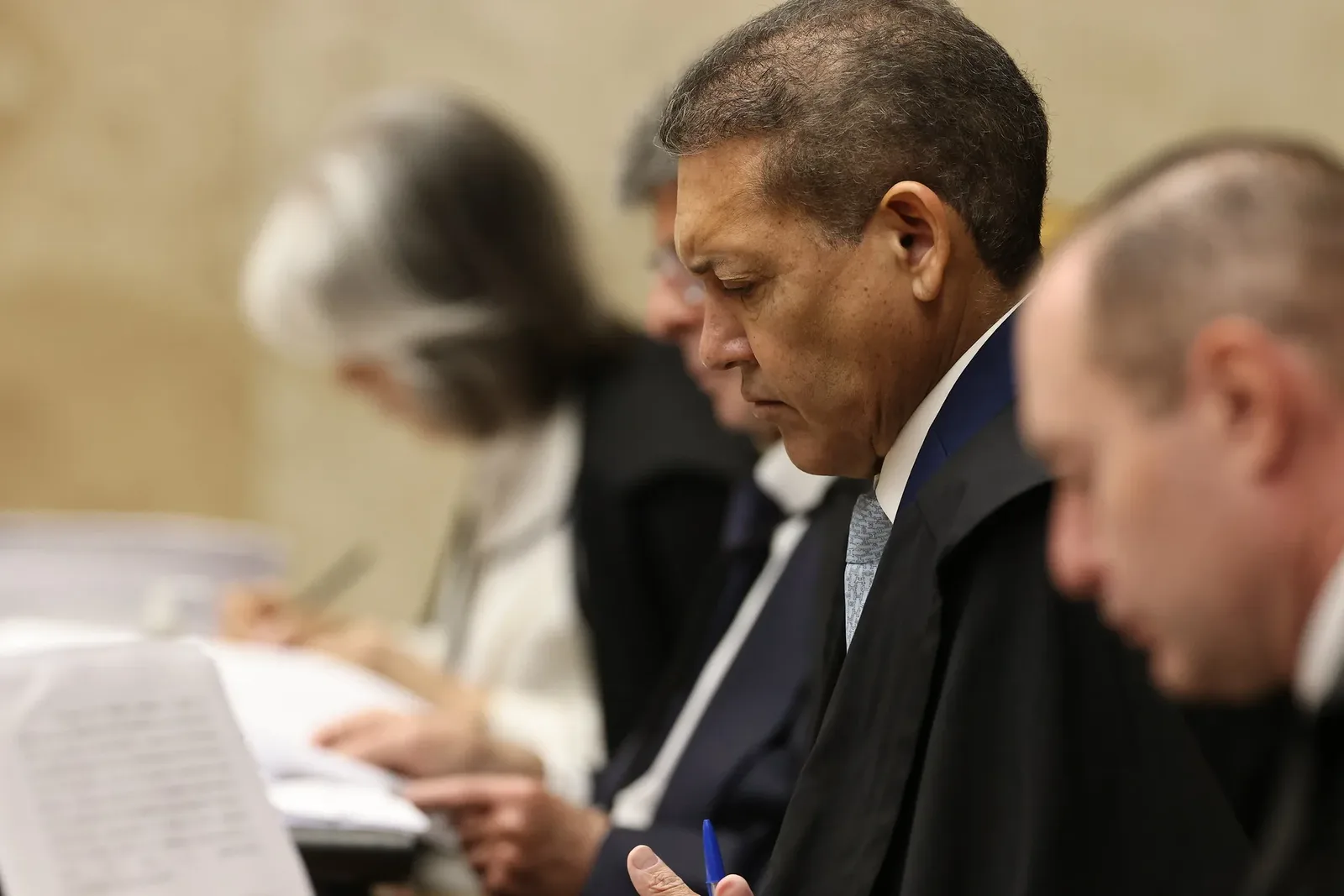 Nunes Marques e Toffoli não participarão de julgamento sobre investigação envolvendo Moraes