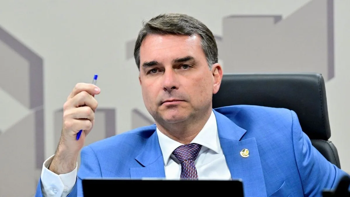 Flávio Bolsonaro acusa operação sobre filme de interferência eleitoral