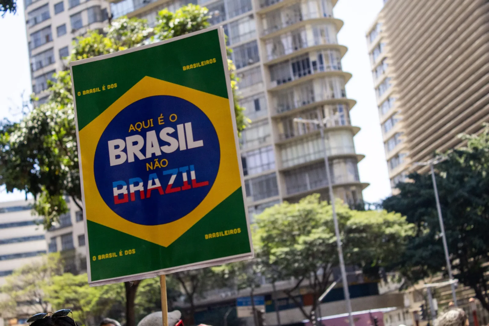Pesquisa aponta cenário equilibrado entre Lula e Flávio Bolsonaro para 2026