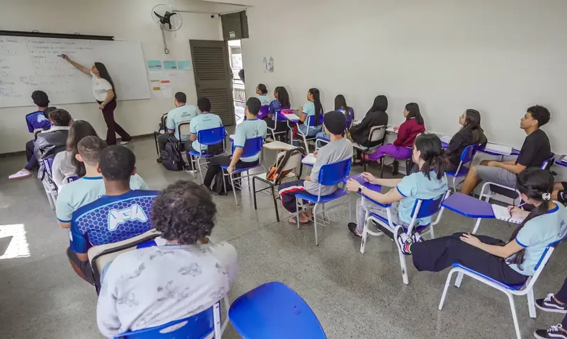 Brasil supera nível pré-pandemia em ciências, mas permanece abaixo da média no Pisa