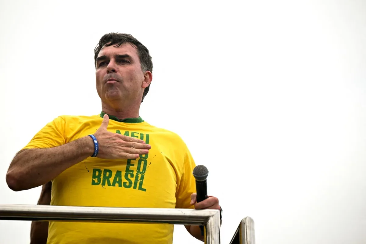 Defesa de Flávio Bolsonaro tenta mudar relator de investigação sobre filme