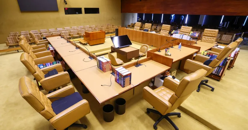 STF suspende sessão desta quinta após novo embate entre ministros