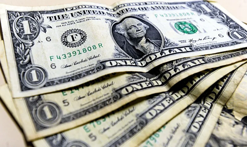 Bolsas de Nova York recuam após Fed elevar juros e sinalizar aperto maior