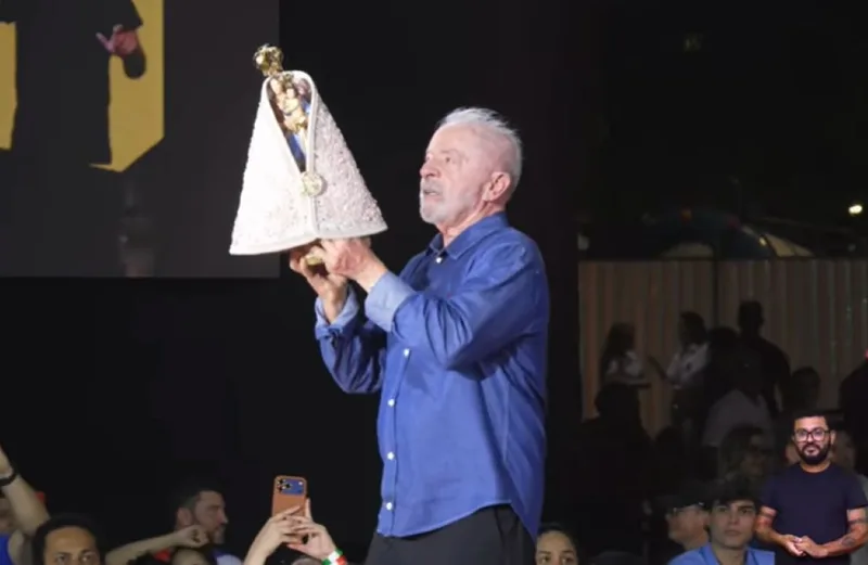 Lula mantém distância do Santuário de Aparecida, mas usa religião na campanha