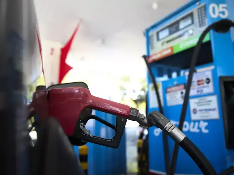 Petrobras cancela alta da gasolina e fixa novo preço às distribuidoras