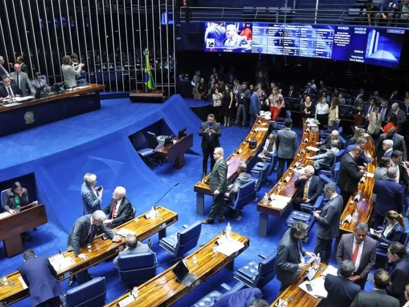Oposição no Senado tenta adiar votação do fim da escala 6x1
