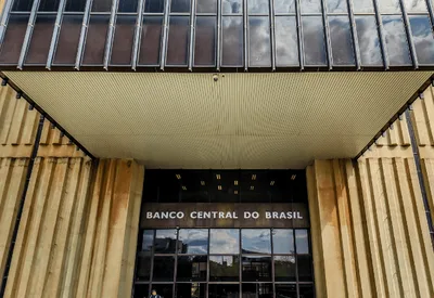 Copom mantém cautela e sinaliza juros restritivos por mais tempo