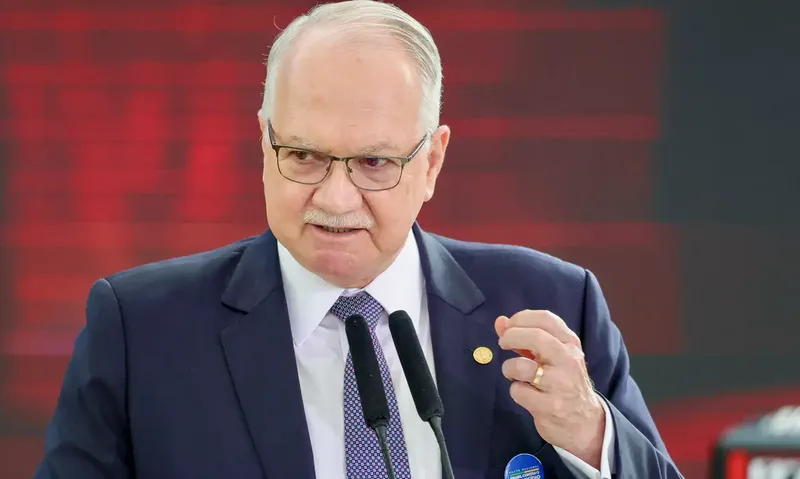 Fachin avalia levar ao plenário disputa entre Moraes e Mendonça