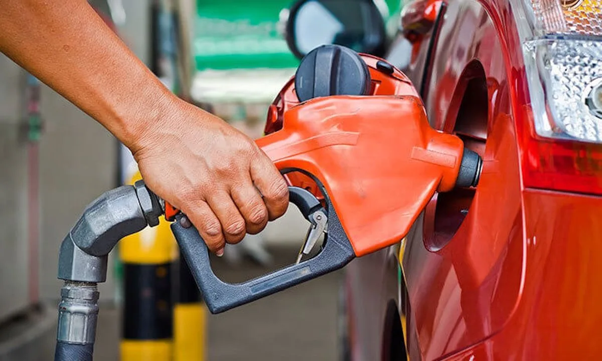 Petrobras eleva preço da gasolina para distribuidoras a R$ 3,24 por litro