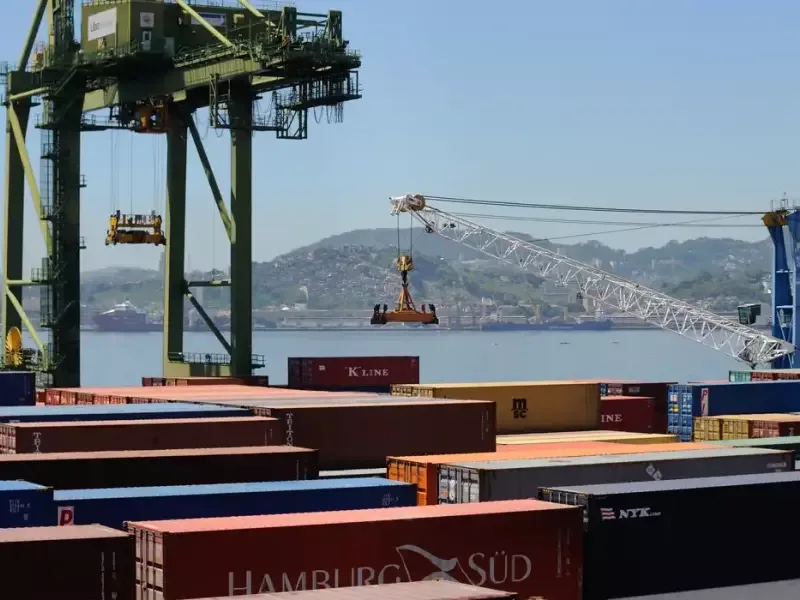Exportações elevam saldo comercial do Brasil a US$ 7,4 bilhões em agosto