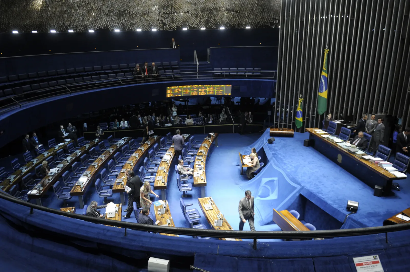 Dinheiro amplia vantagem na disputa por vagas no Senado, diz cientista político