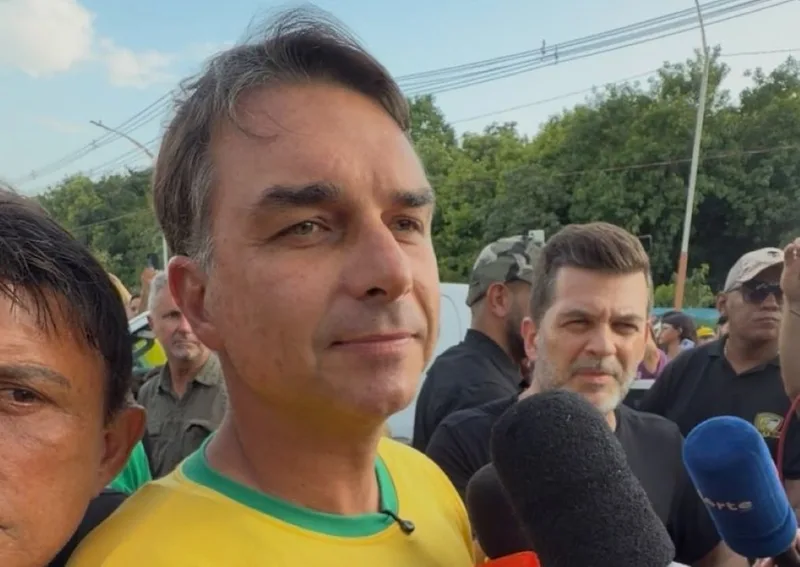Flávio Bolsonaro cobra investigação de Moraes pelo STF