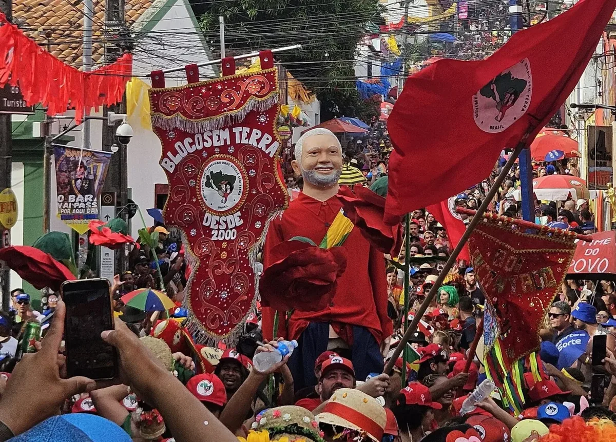 Cortejo carnavalesco em Olinda declara apoio à candidatura de Lula